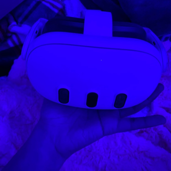 Meta Quest 3 Ive had it for about a year only used it a few timee - Picture 2 of 2